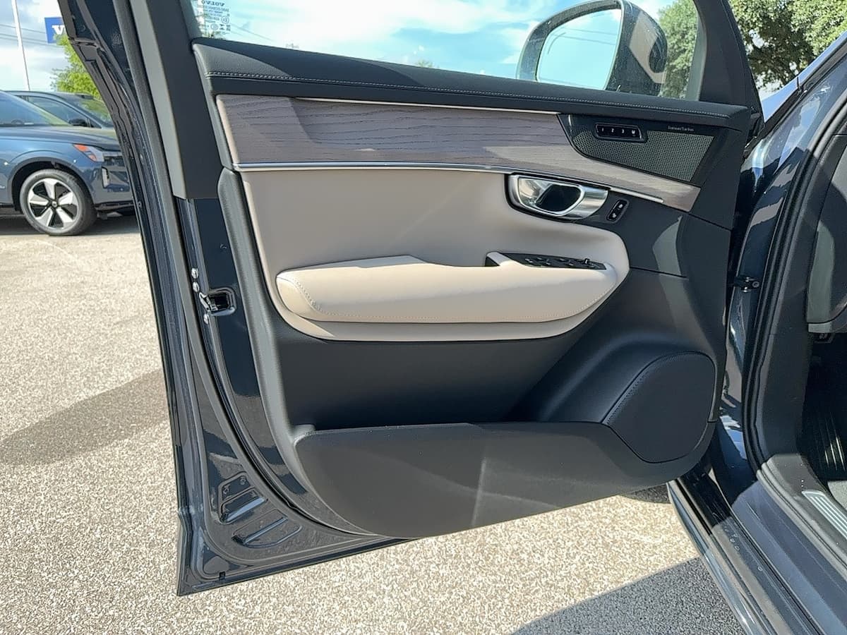 2026 Volvo XC90 - Image 10