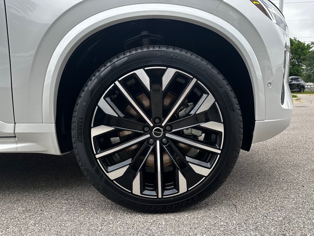 2025 Volvo XC90 plug-in hybrid - Image 7