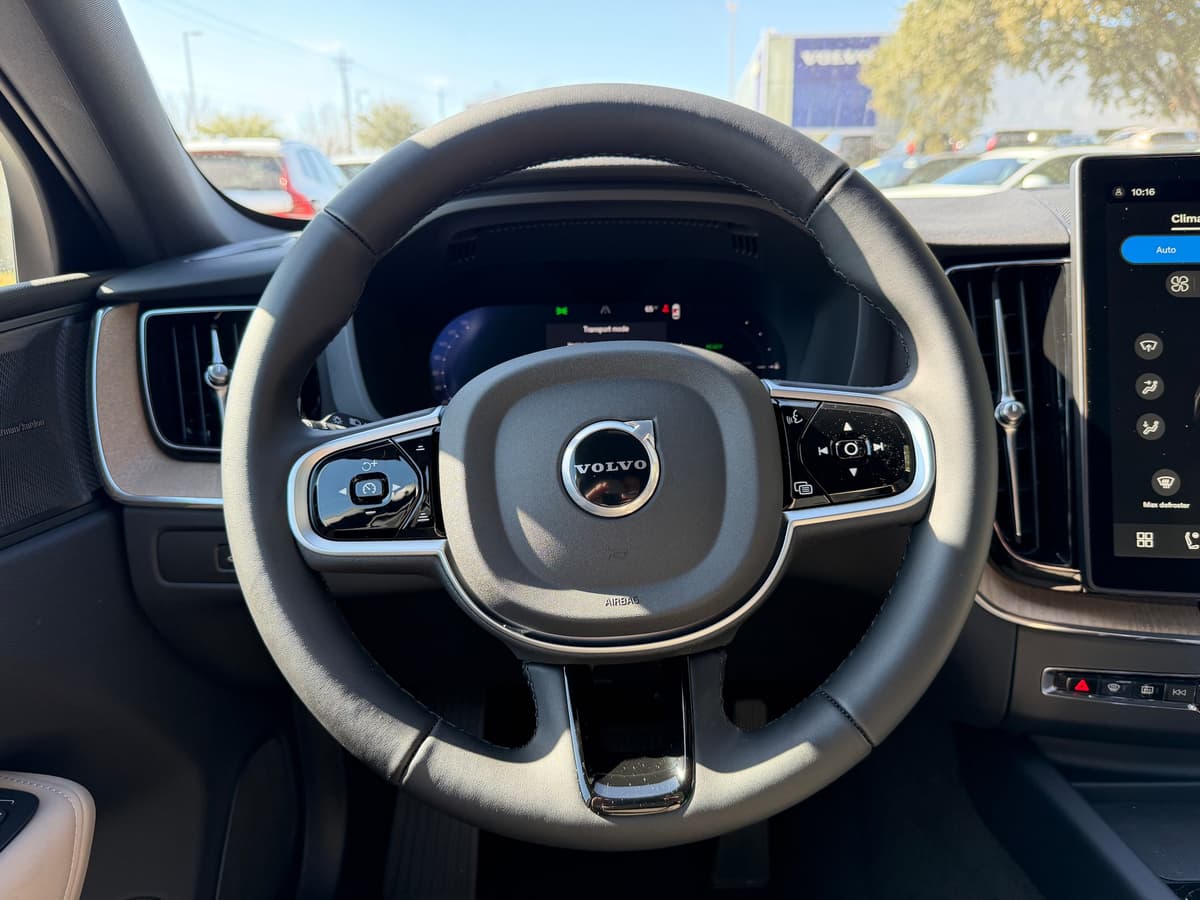 2026 Volvo XC60 plug-in hybrid - Image 12