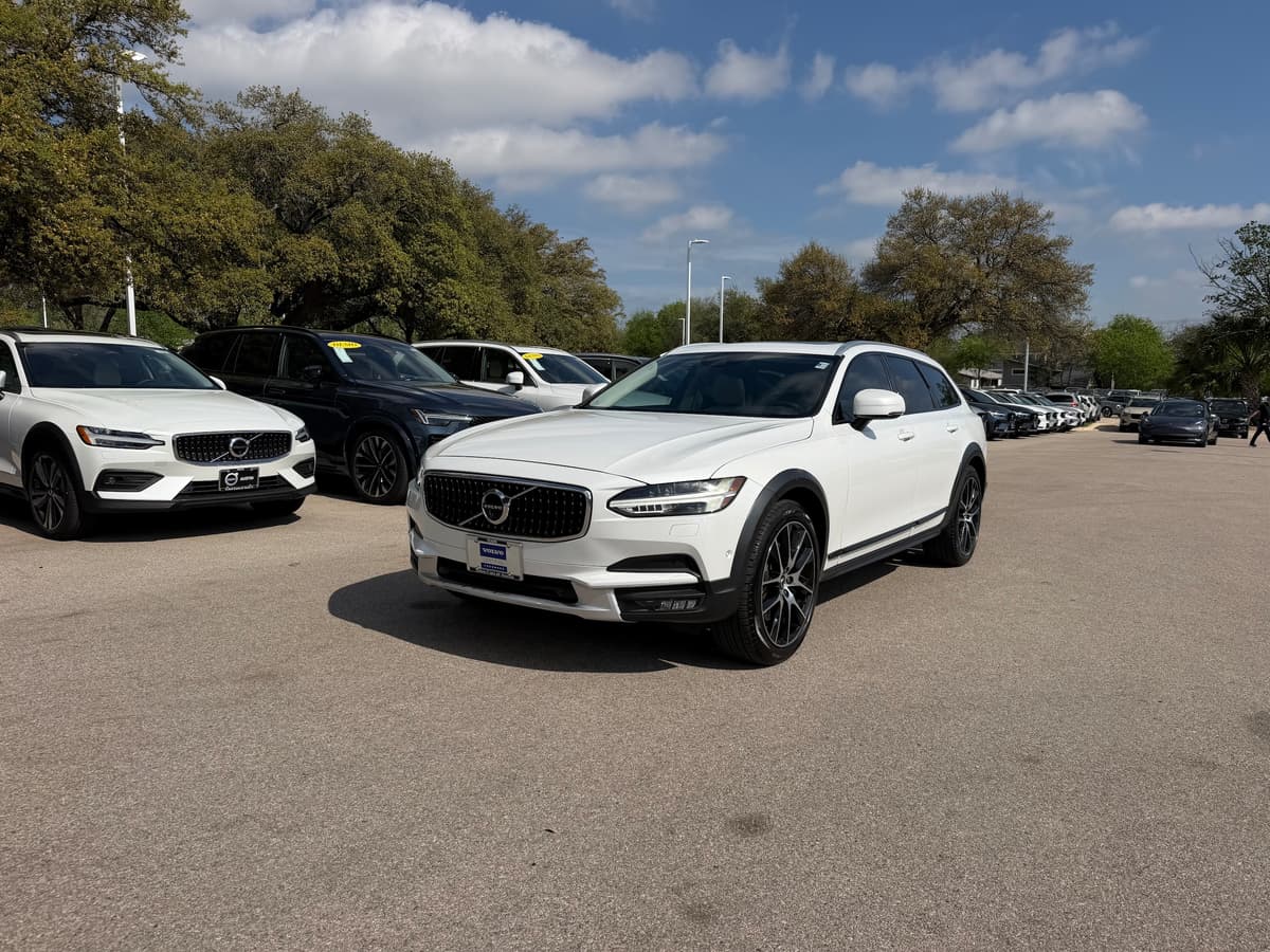 2018 Volvo V90 Cross Country - Image 2