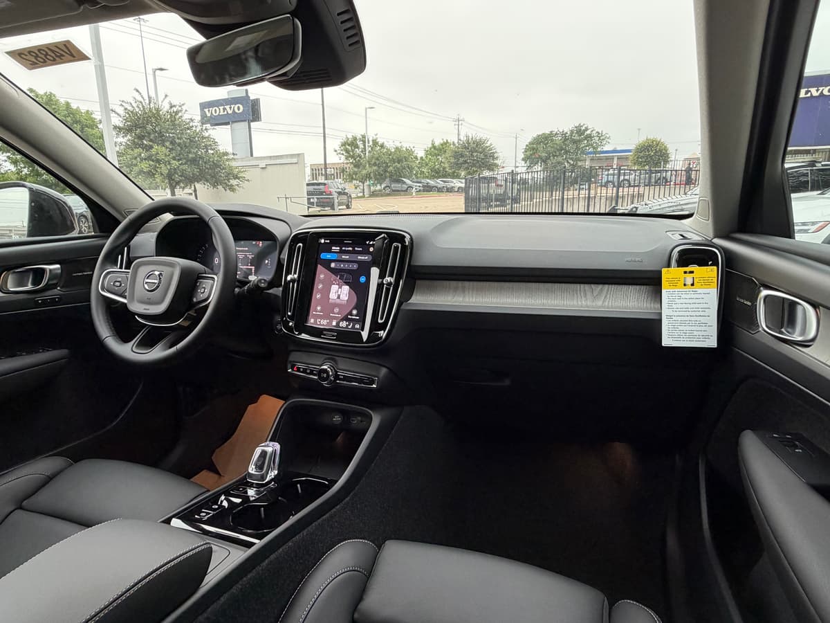 2026 Volvo XC40 - Image 9