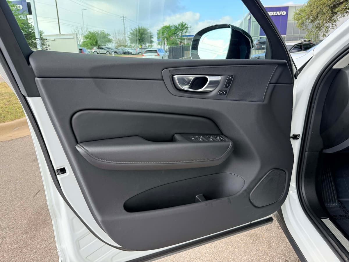 2025 Volvo XC60 - Image 10