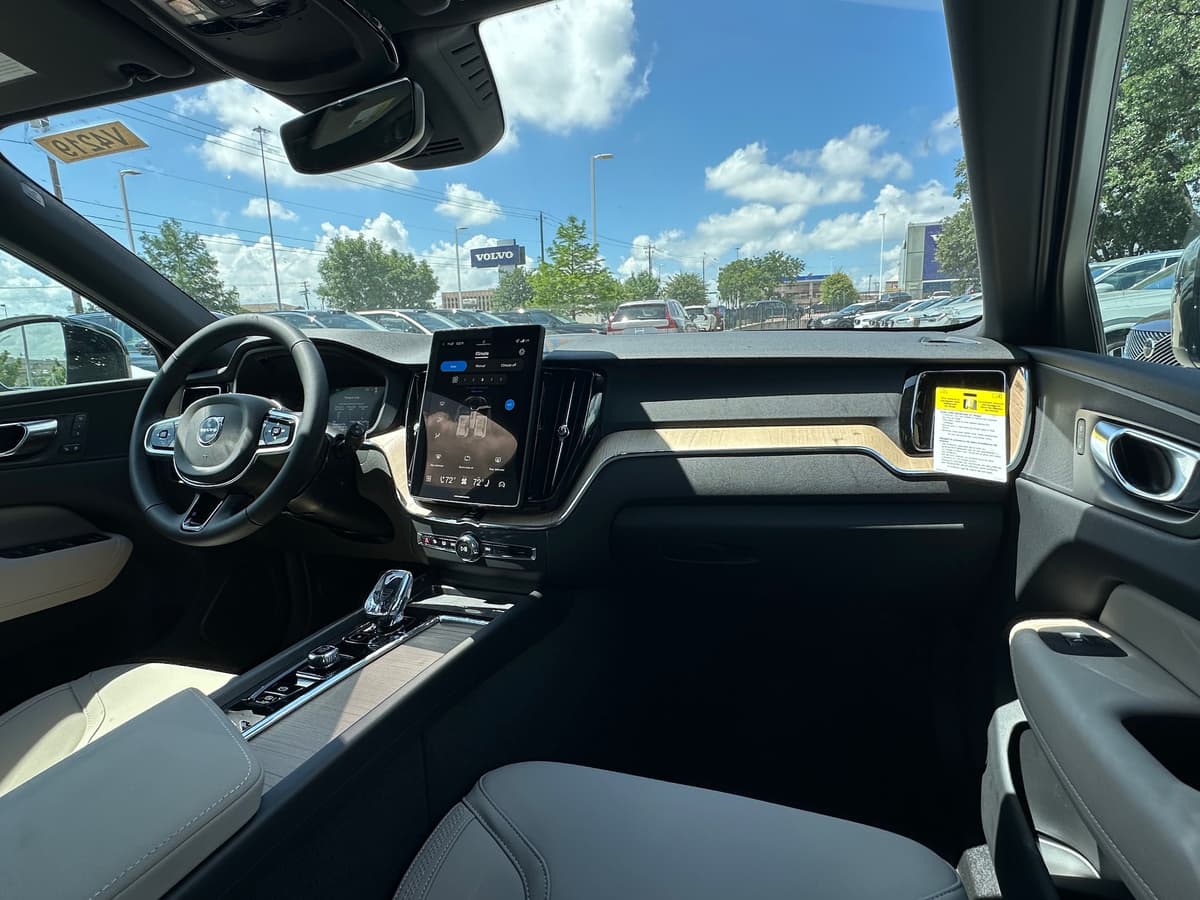 2026 Volvo XC60 - Image 10