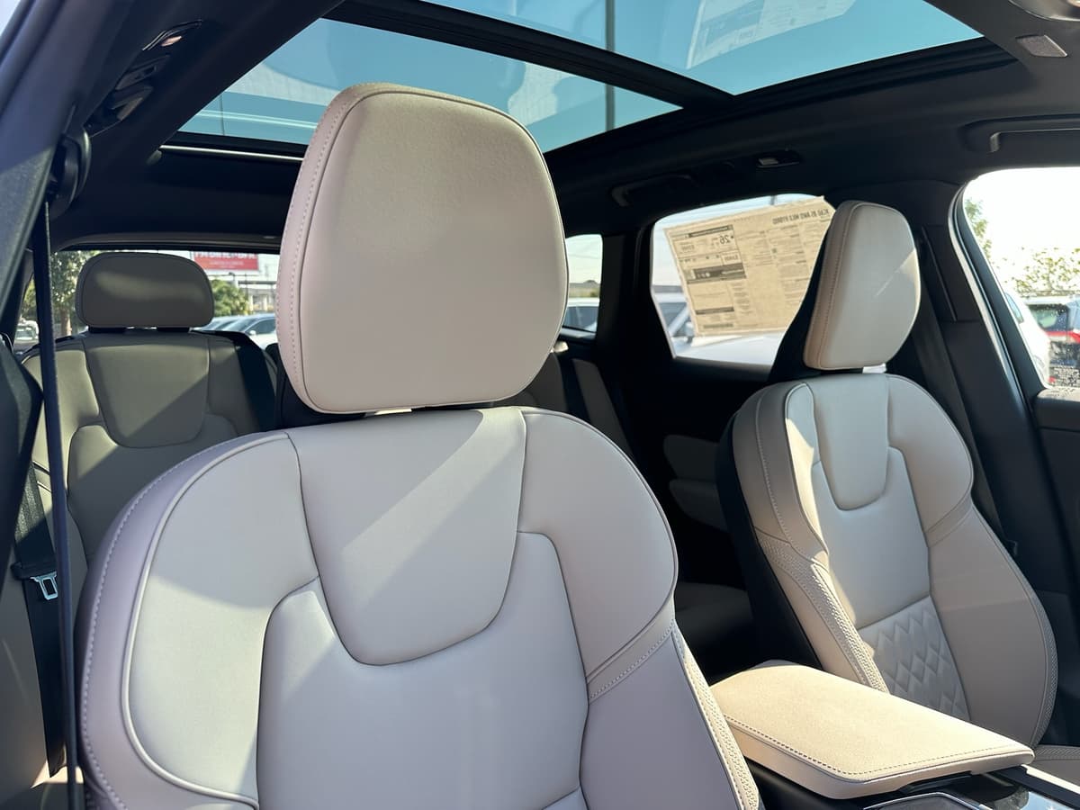 2026 Volvo XC60 - Image 9