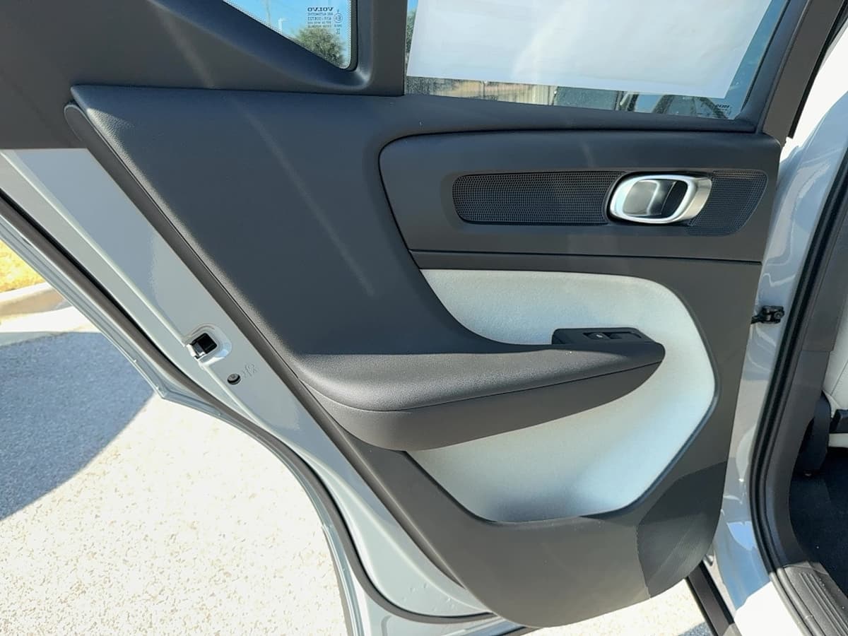 2026 Volvo XC40 - Image 14