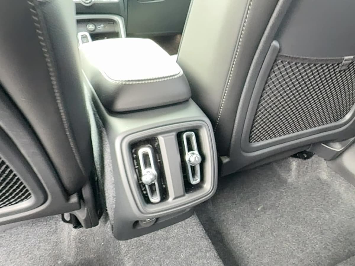2026 Volvo XC40 - Image 16