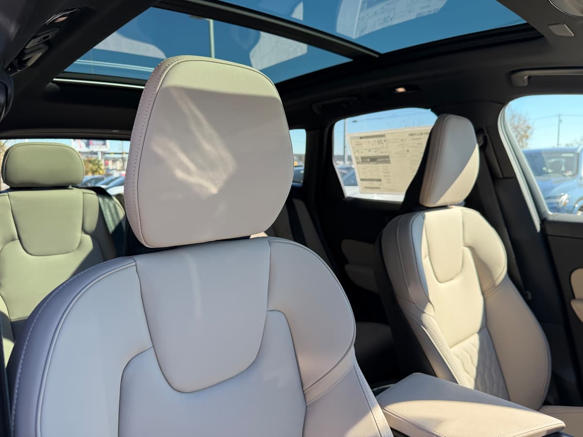 2026 Volvo XC60 - Image 9
