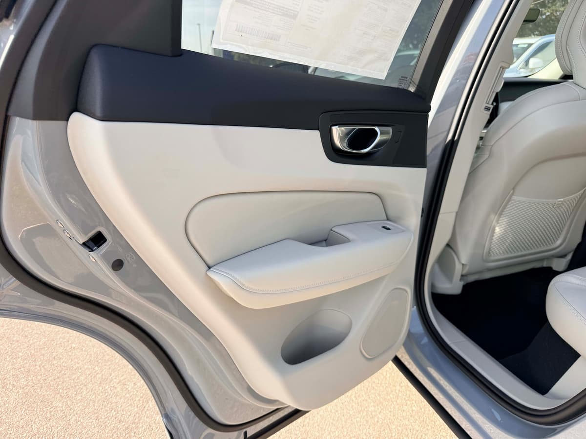 2026 Volvo XC60 - Image 14