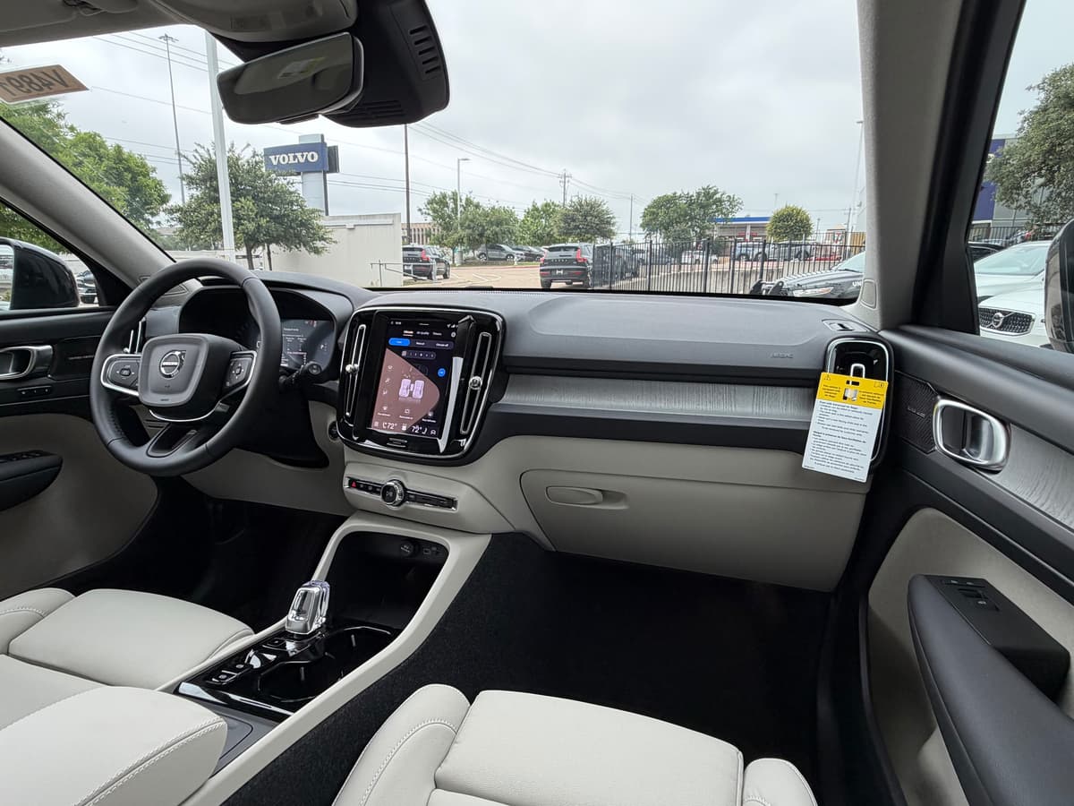 2026 Volvo XC40 - Image 9