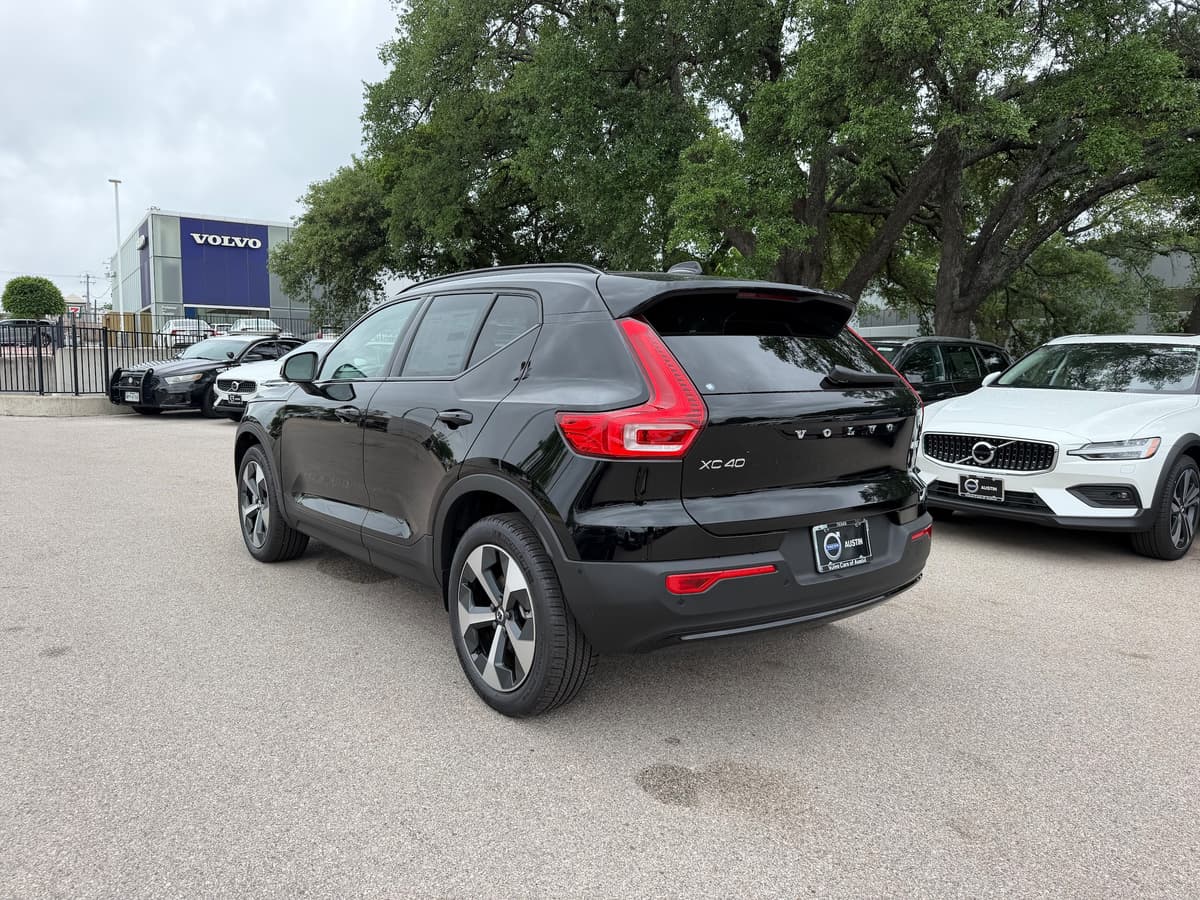 2026 Volvo XC40 - Image 4