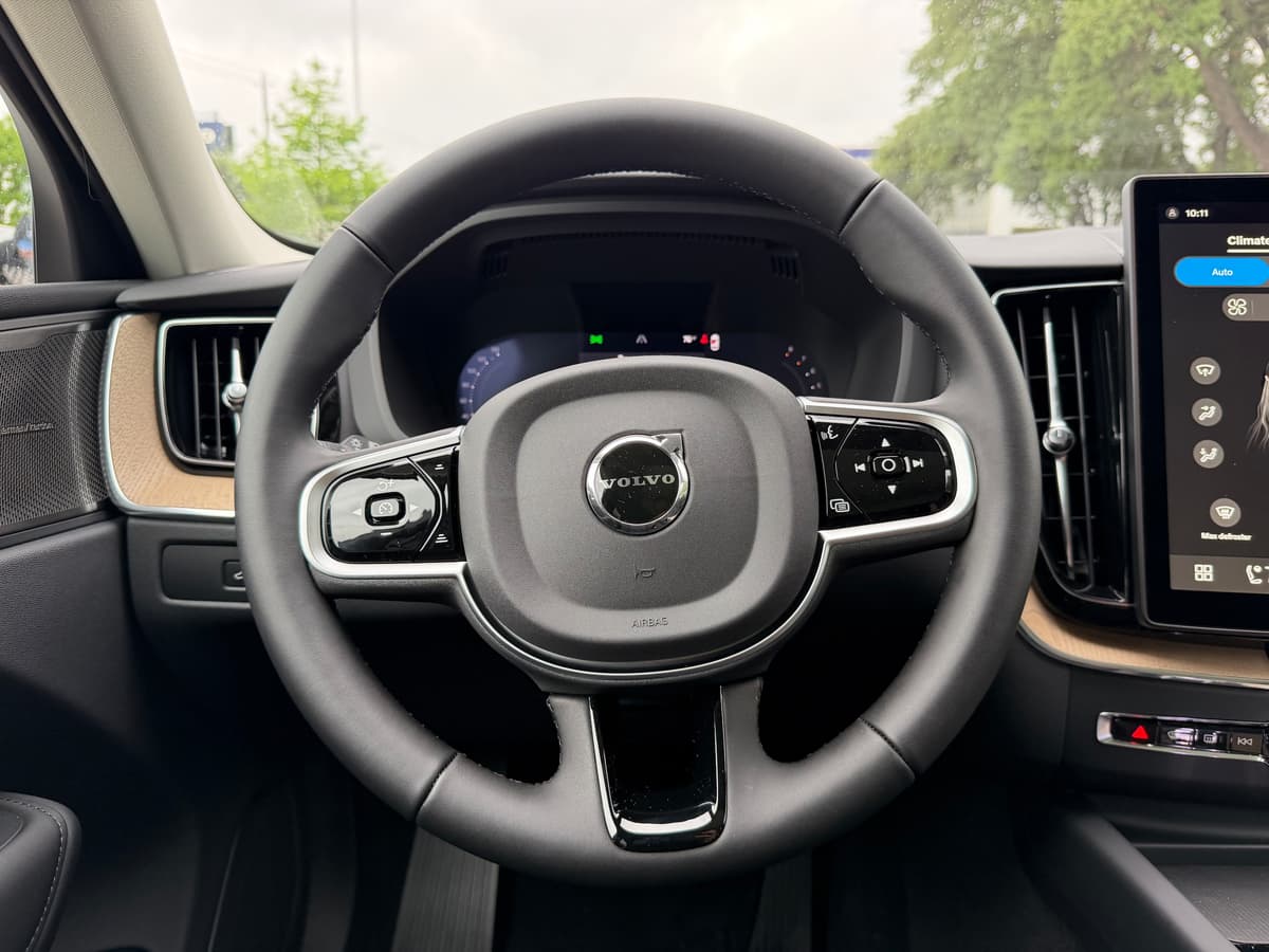 2026 Volvo XC60 - Image 14