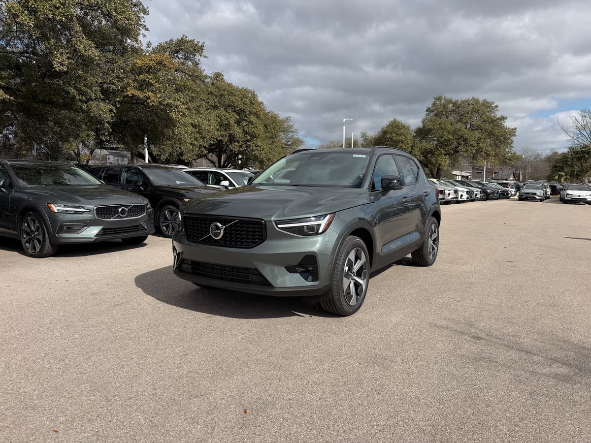 2026 Volvo XC40 - Image 2