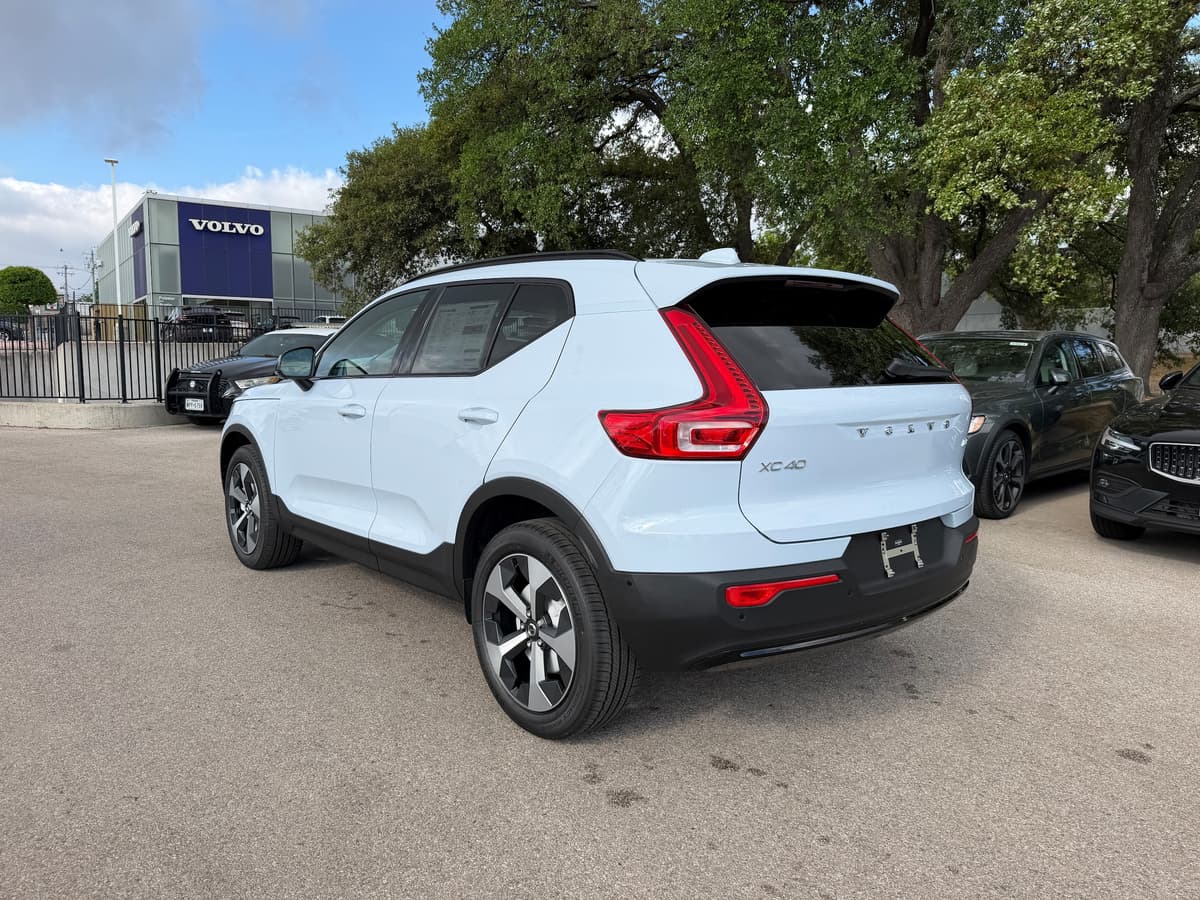 2026 Volvo XC40 - Image 4