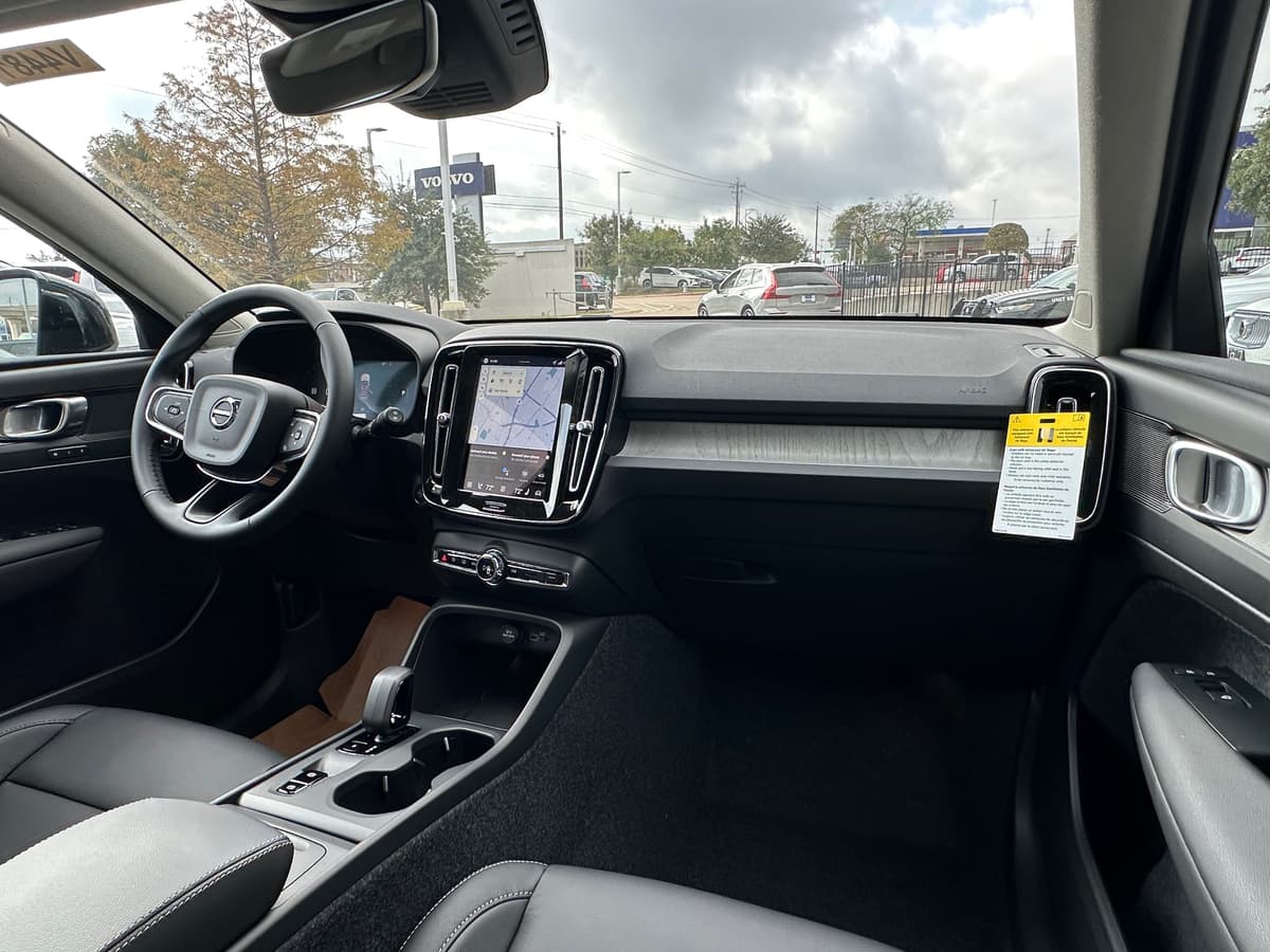 2026 Volvo XC40 - Image 10