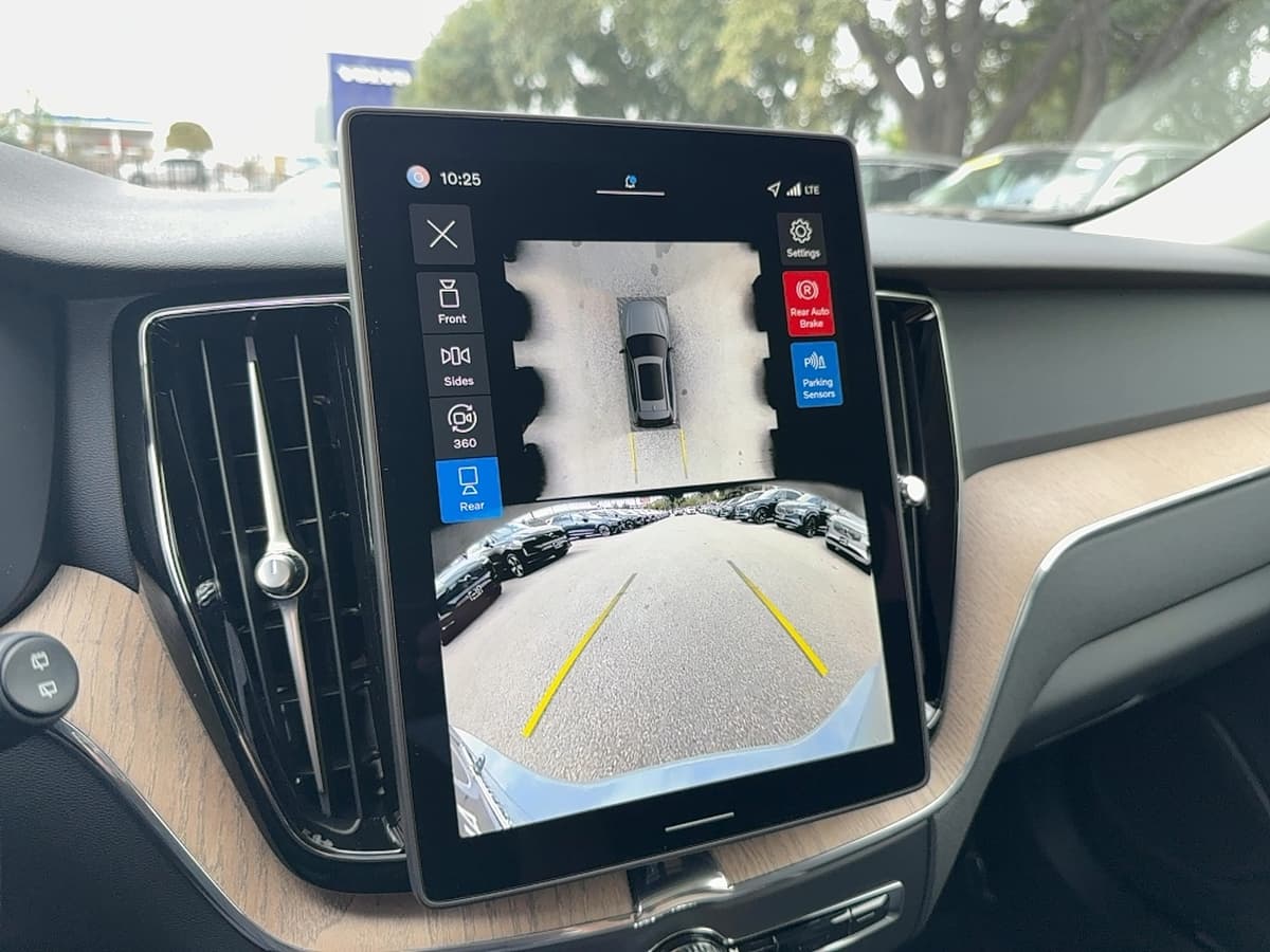 2026 Volvo XC60 - Image 25