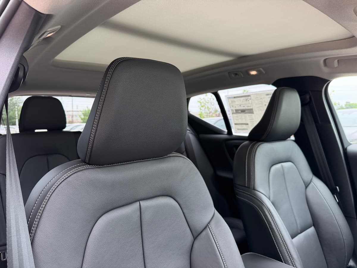 2026 Volvo XC40 - Image 8