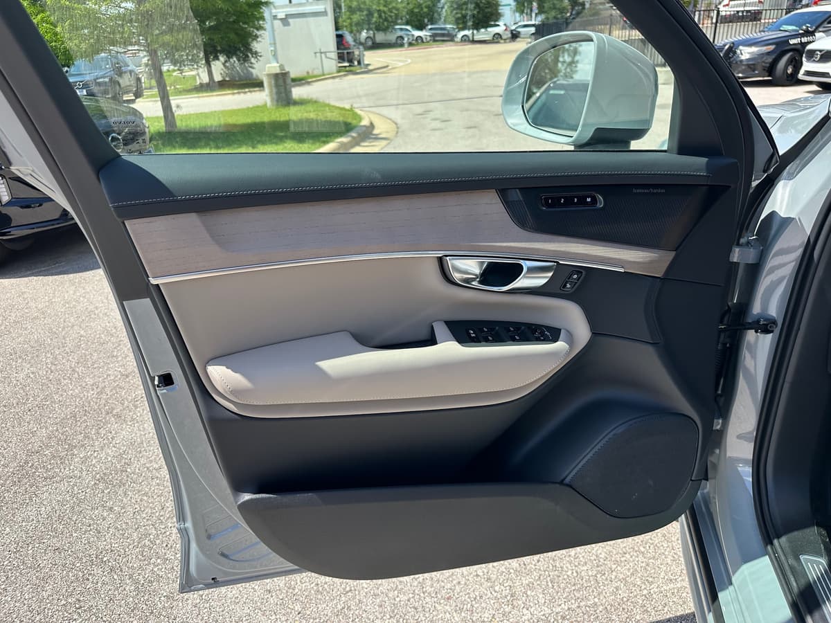 2026 Volvo XC90 plug-in hybrid - Image 18