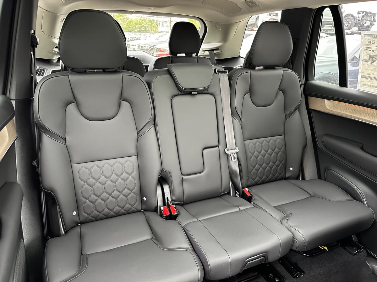 2025 Volvo XC90 plug-in hybrid - Image 10
