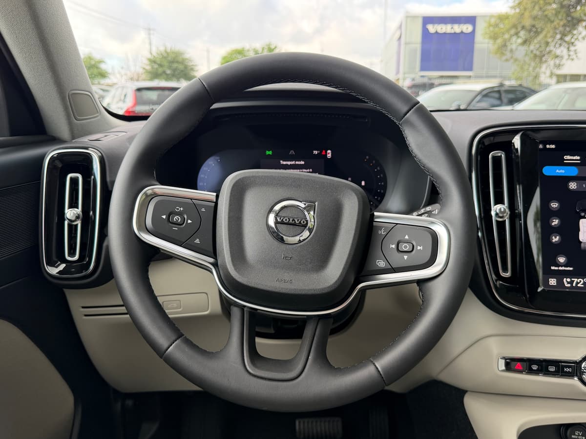 2026 Volvo XC40 - Image 14