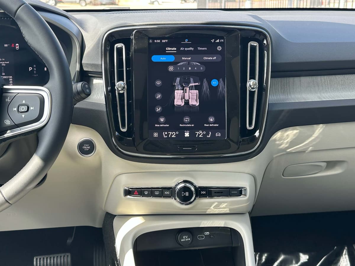 2026 Volvo XC40 - Image 12