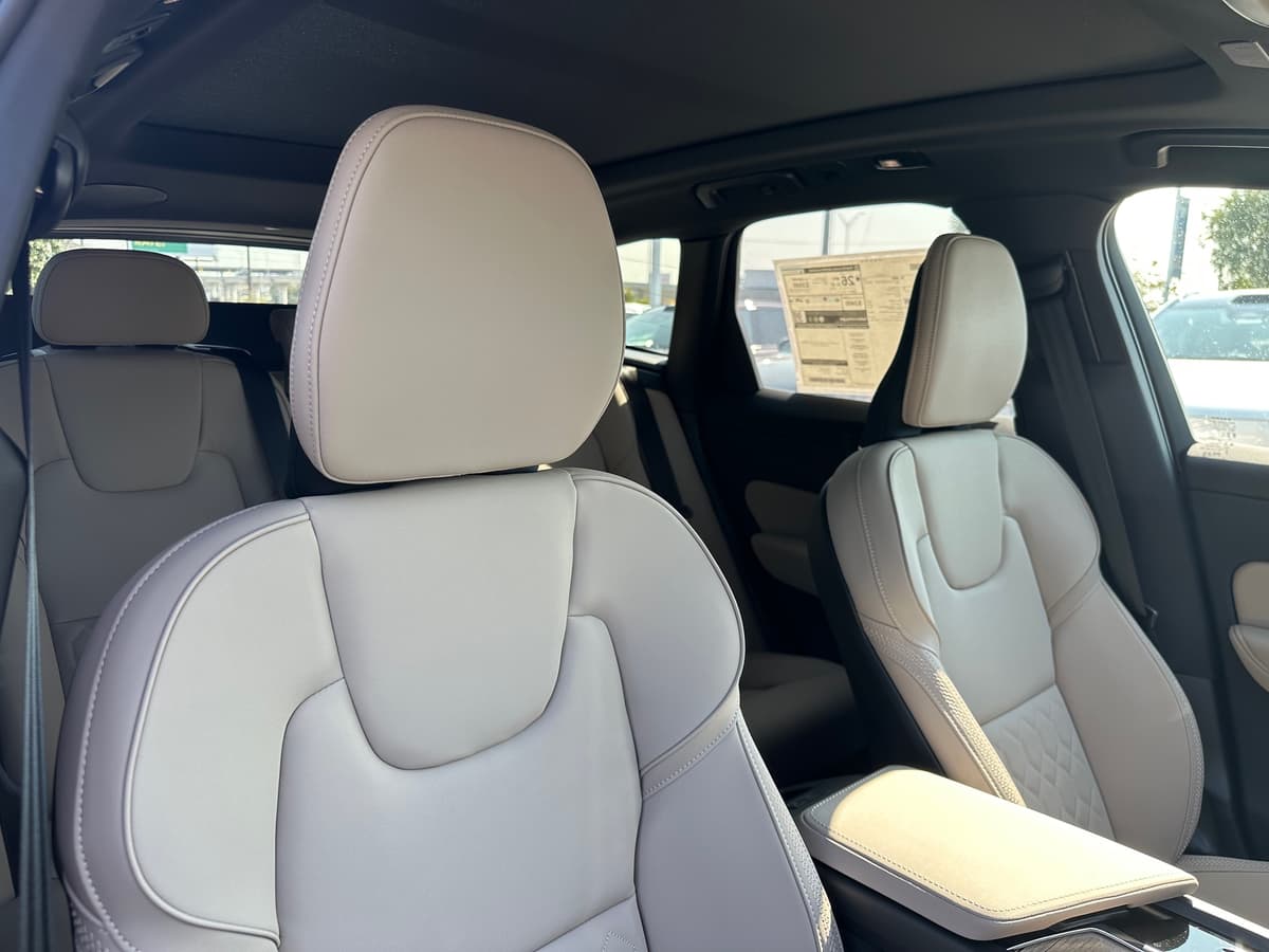 2026 Volvo XC60 - Image 9