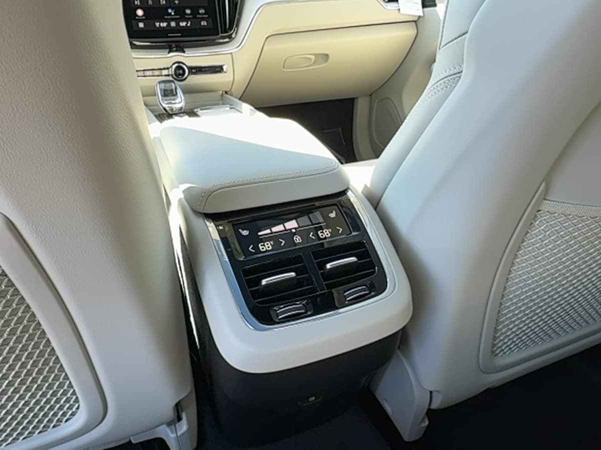 2026 Volvo XC60 - Image 16