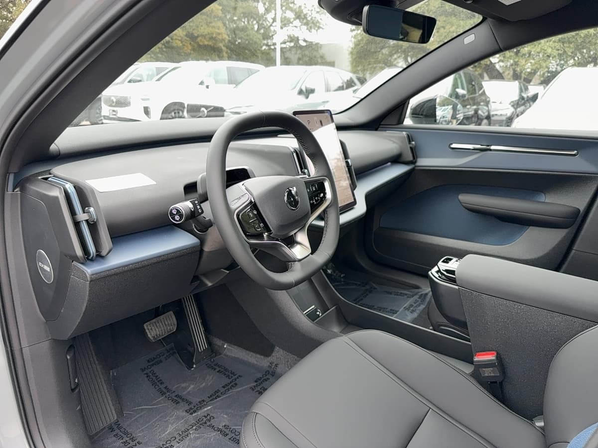 2026 Volvo EX30 - Image 11