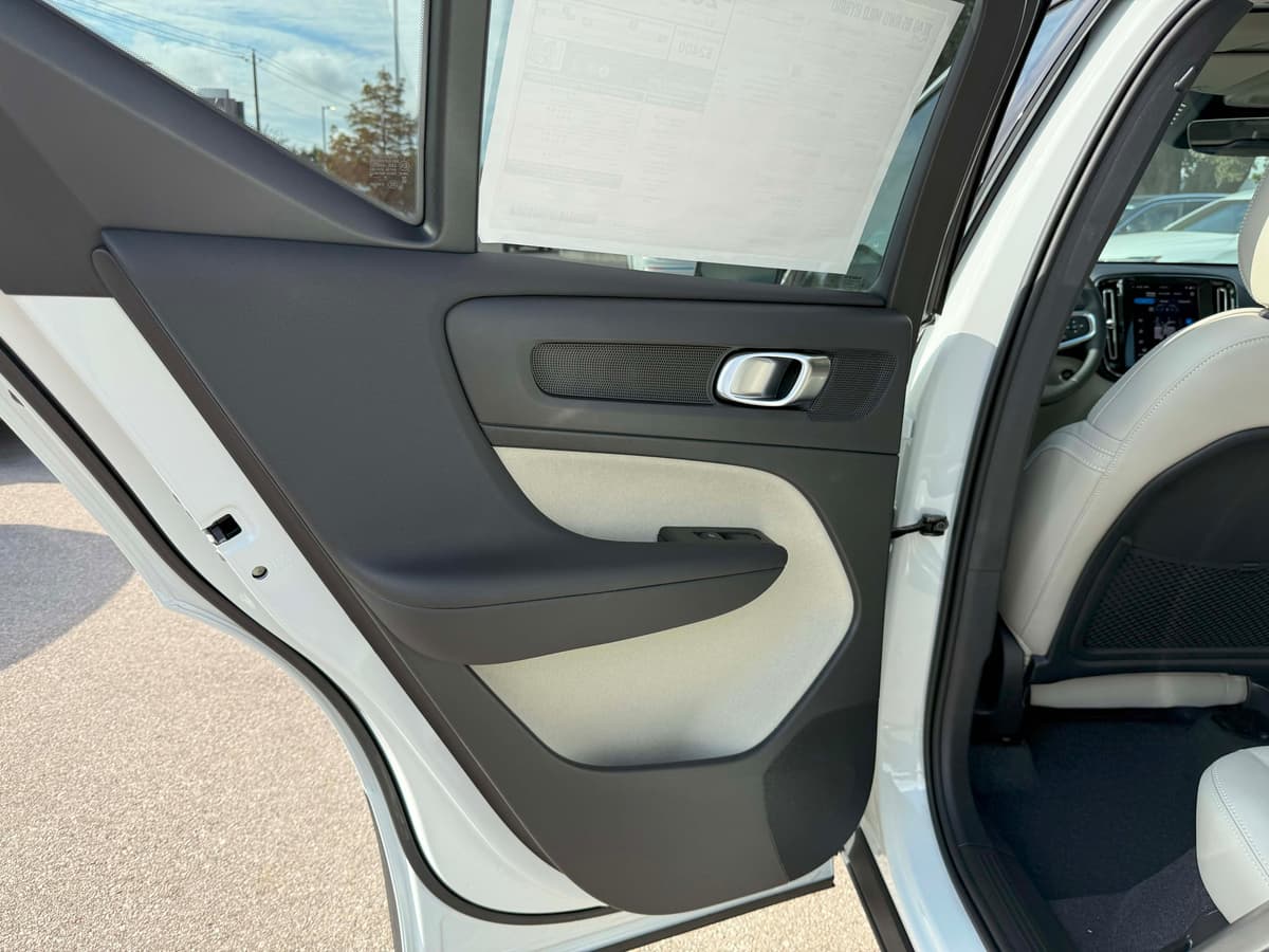 2026 Volvo XC40 - Image 16