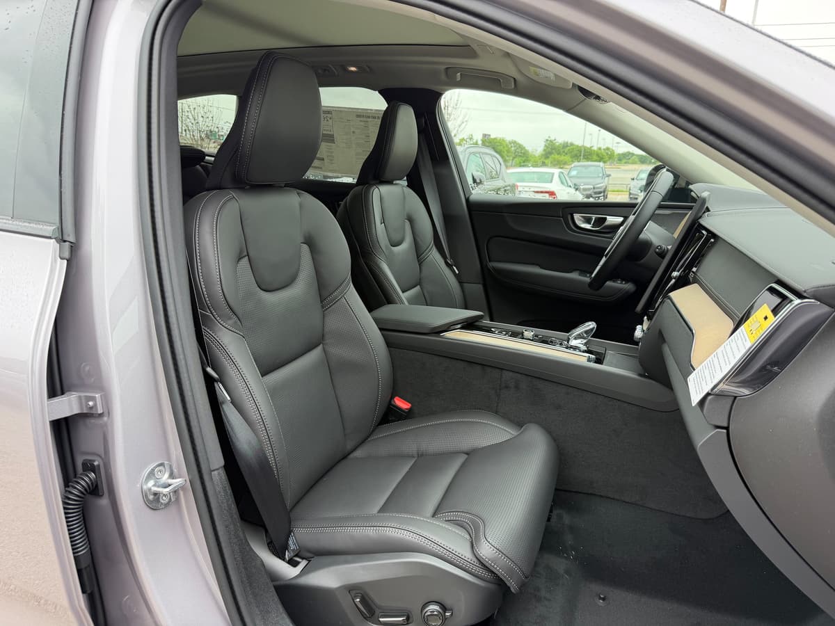 2026 Volvo XC60 - Image 8