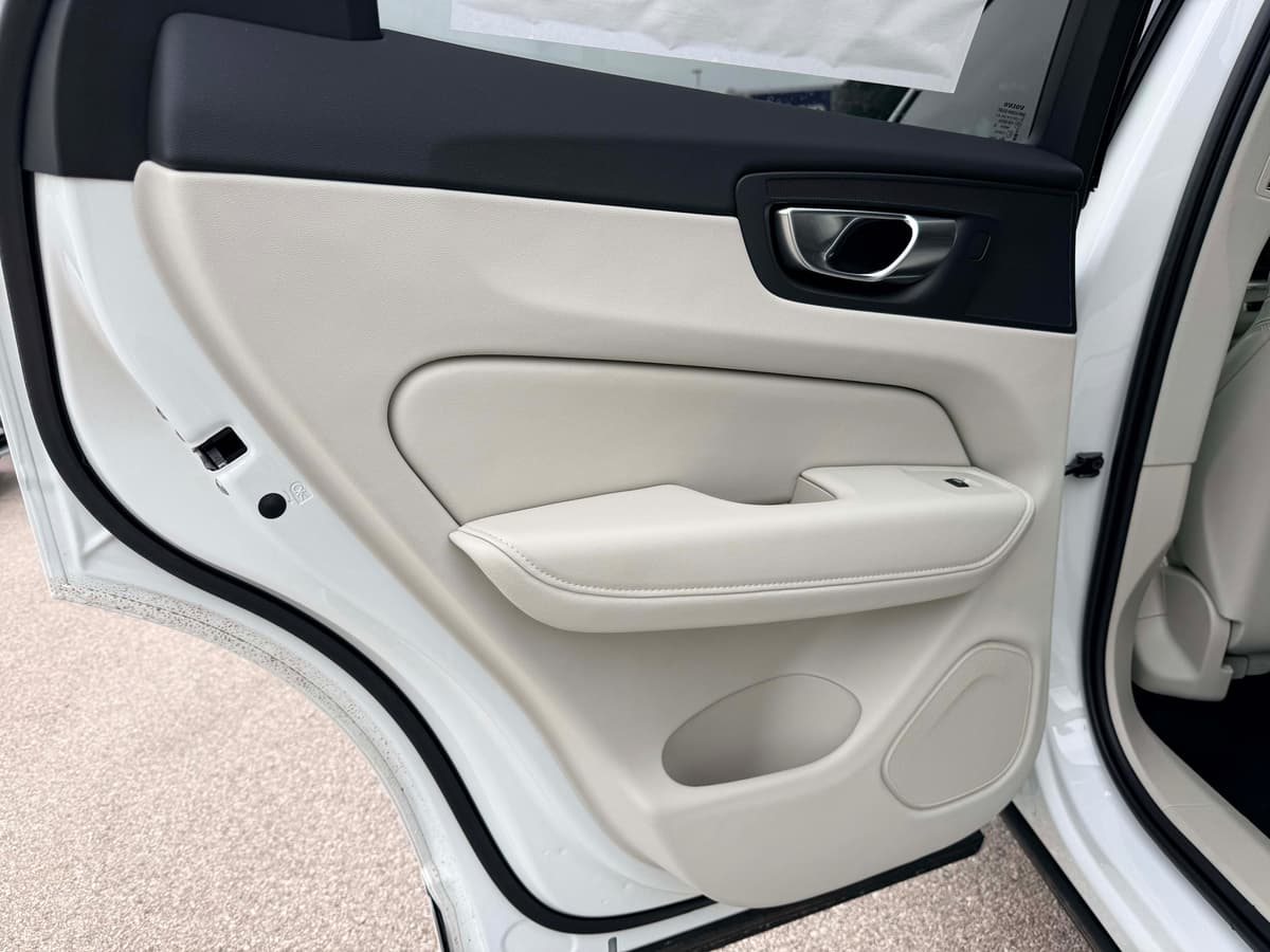 2026 Volvo XC60 - Image 14