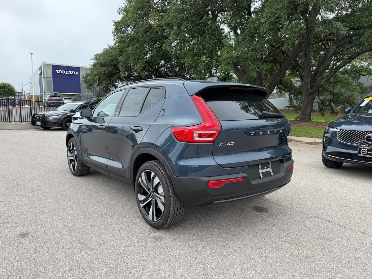 2026 Volvo XC40 - Image 3