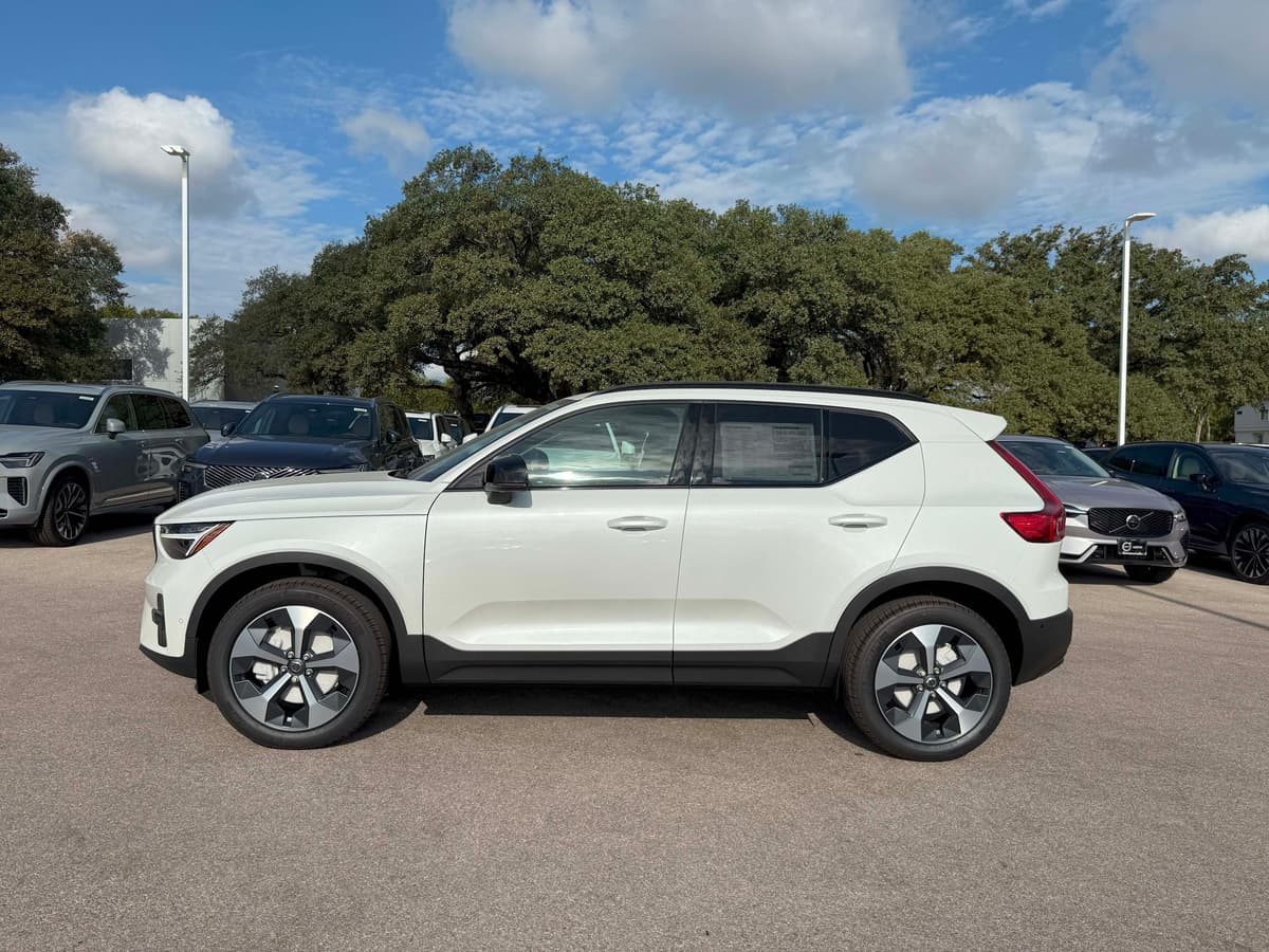 2026 Volvo XC40 - Image 3