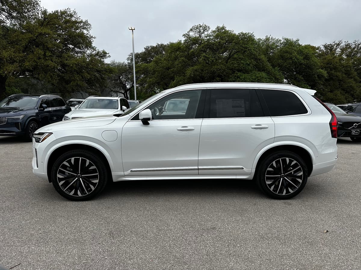 2025 Volvo XC90 plug-in hybrid - Image 3