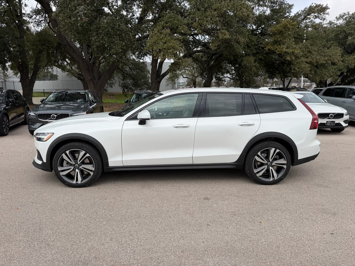 2026 Volvo V60 Cross Country - Image 3