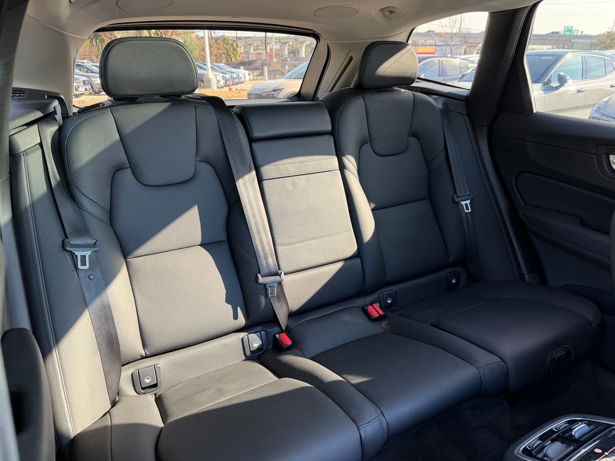 2020 Volvo XC60 - Image 12