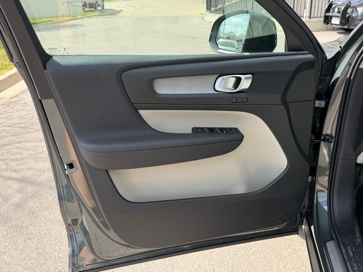 2026 Volvo XC40 - Image 16