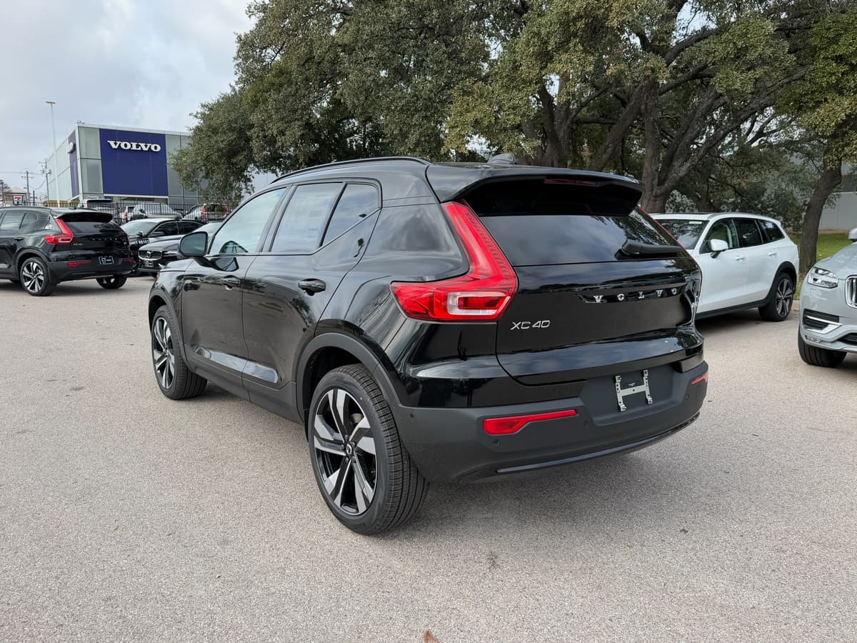 2026 Volvo XC40 - Image 4