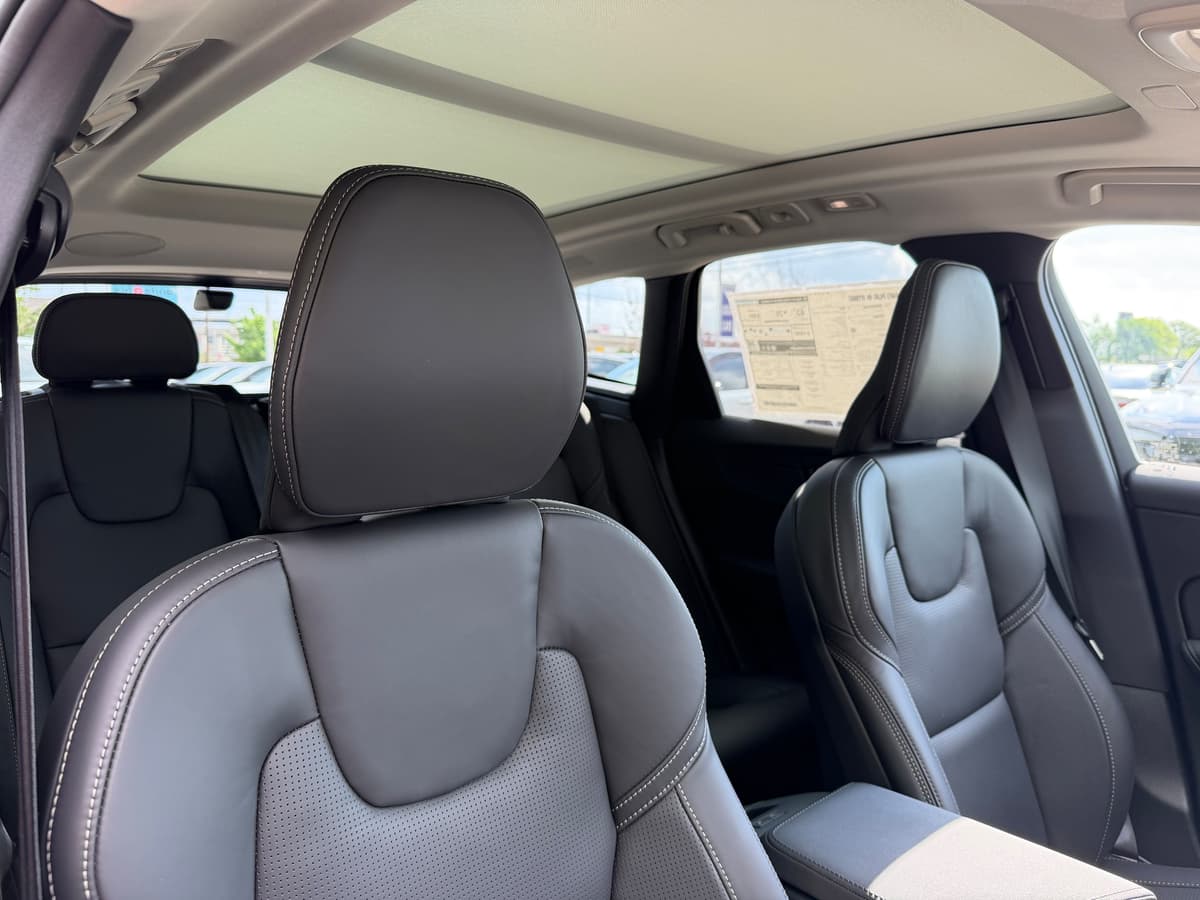 2026 Volvo XC60 plug-in hybrid - Image 9