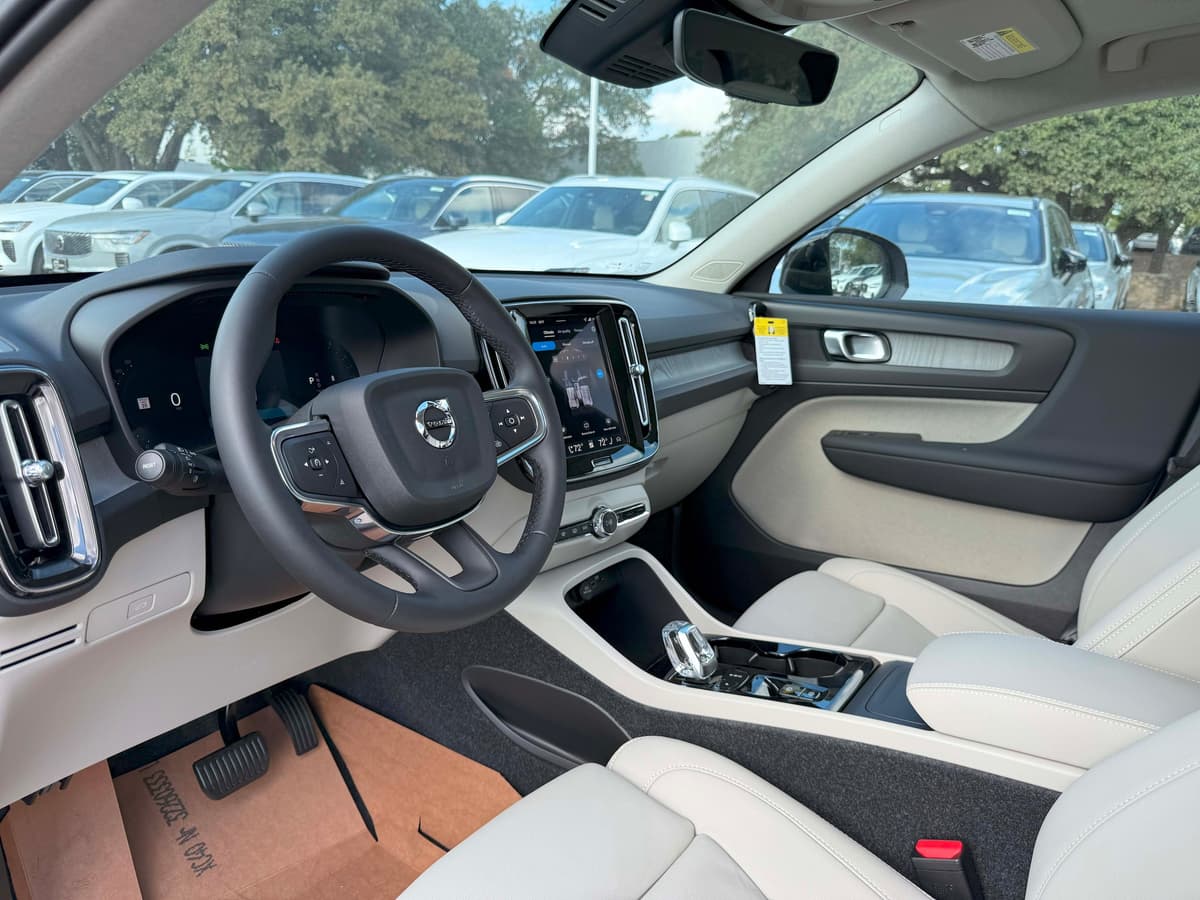 2026 Volvo XC40 - Image 12