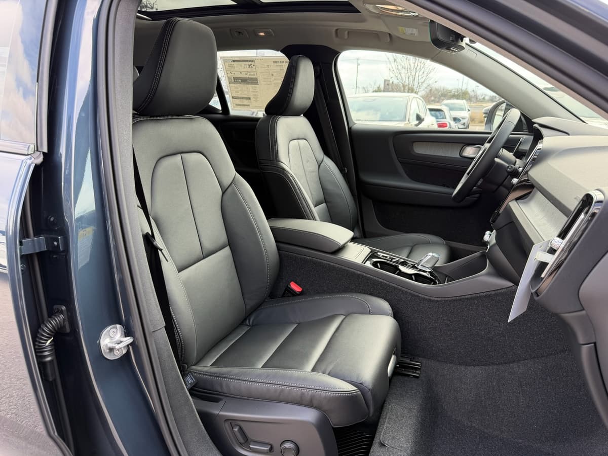 2026 Volvo XC40 - Image 8