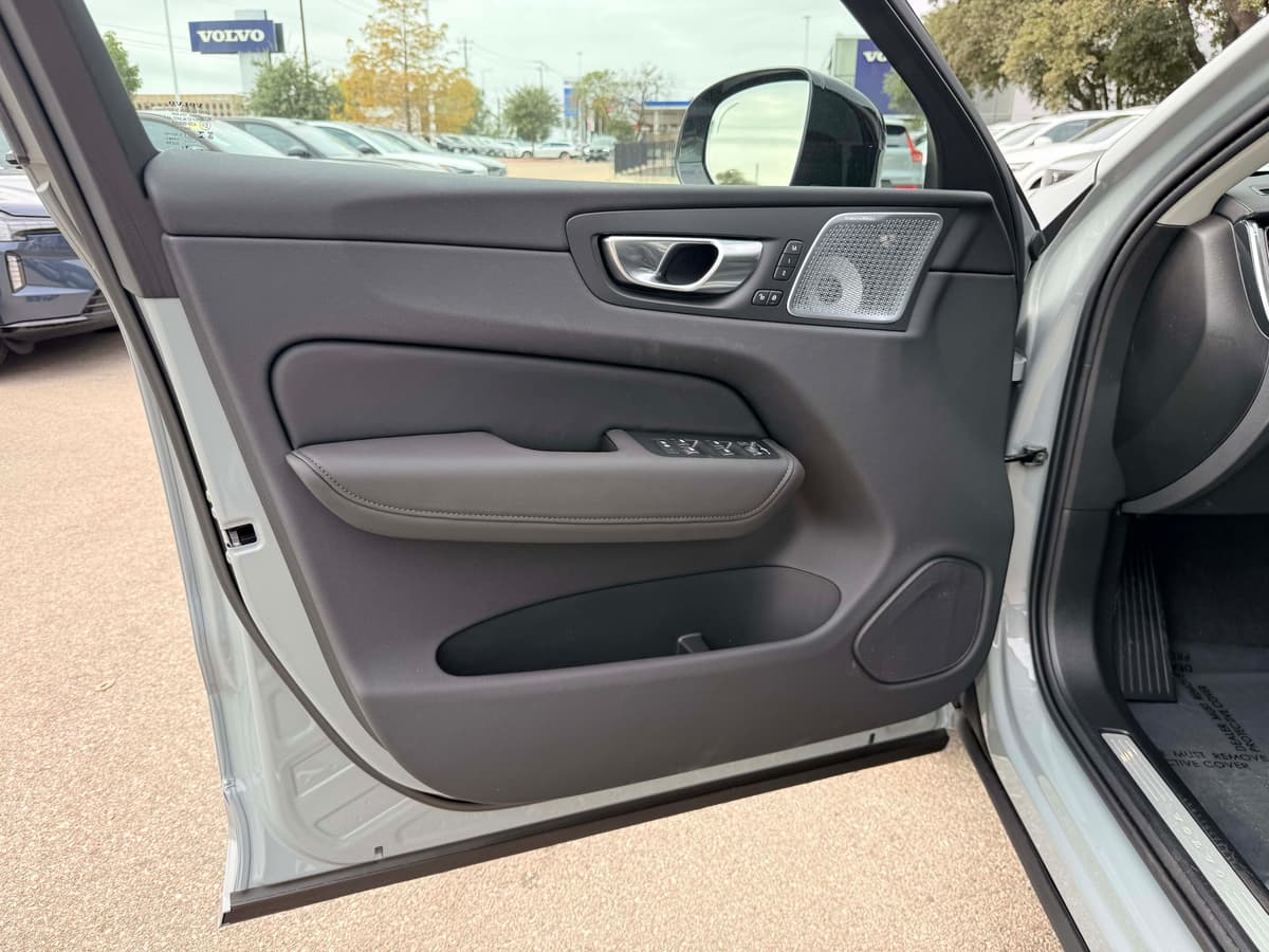 2026 Volvo XC60 - Image 11