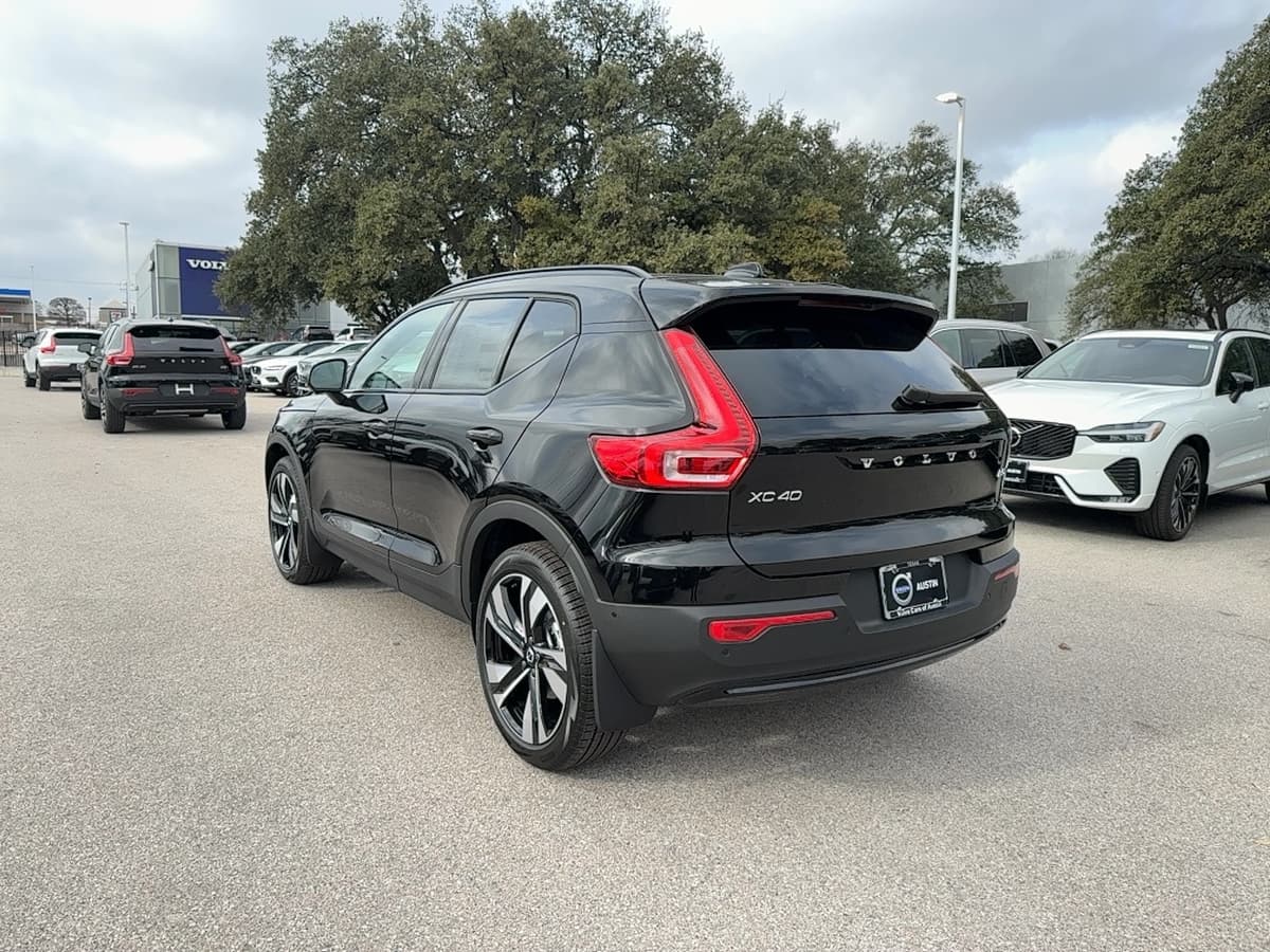 2026 Volvo XC40 - Image 4