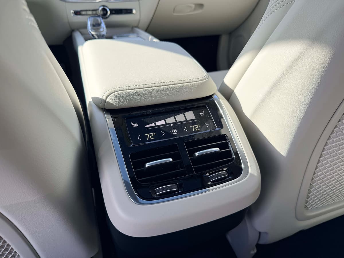 2026 Volvo XC60 - Image 16