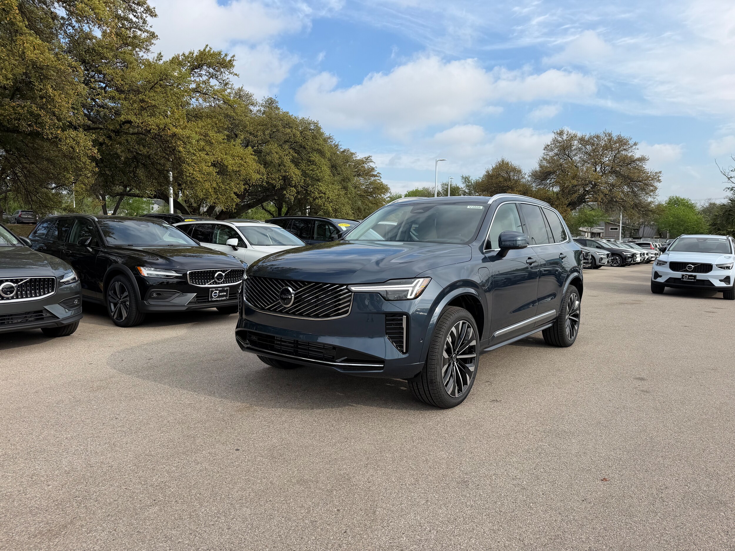 2026 Volvo XC90 plug-in hybrid - Image 2