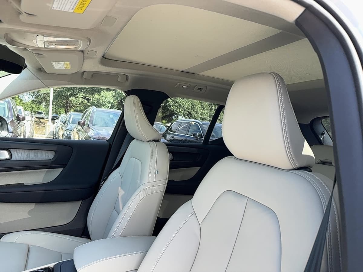 2026 Volvo XC40 - Image 12