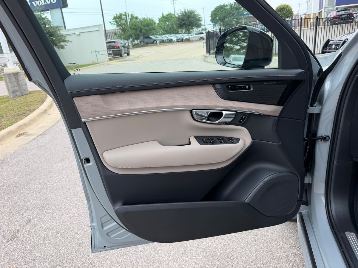 2026 Volvo XC90 plug-in hybrid - Image 18