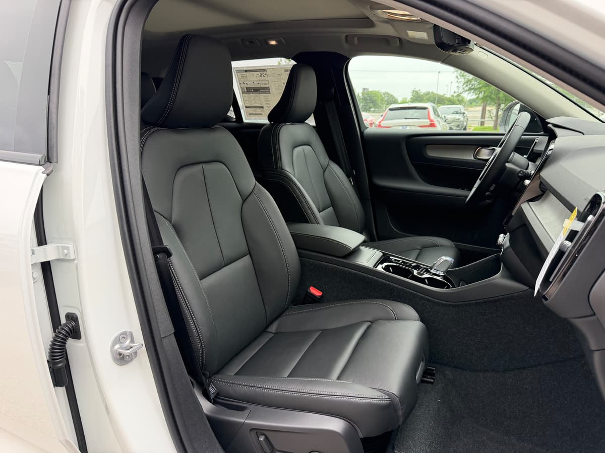 2026 Volvo XC40 - Image 7