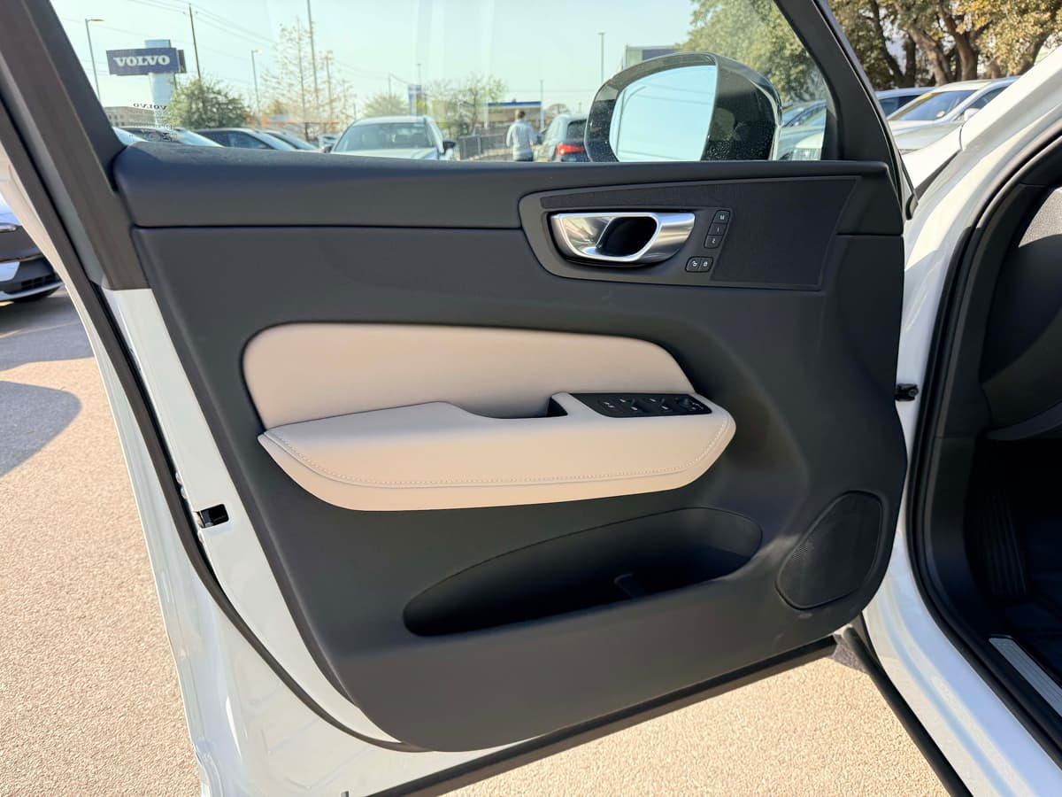 2026 Volvo XC60 - Image 10