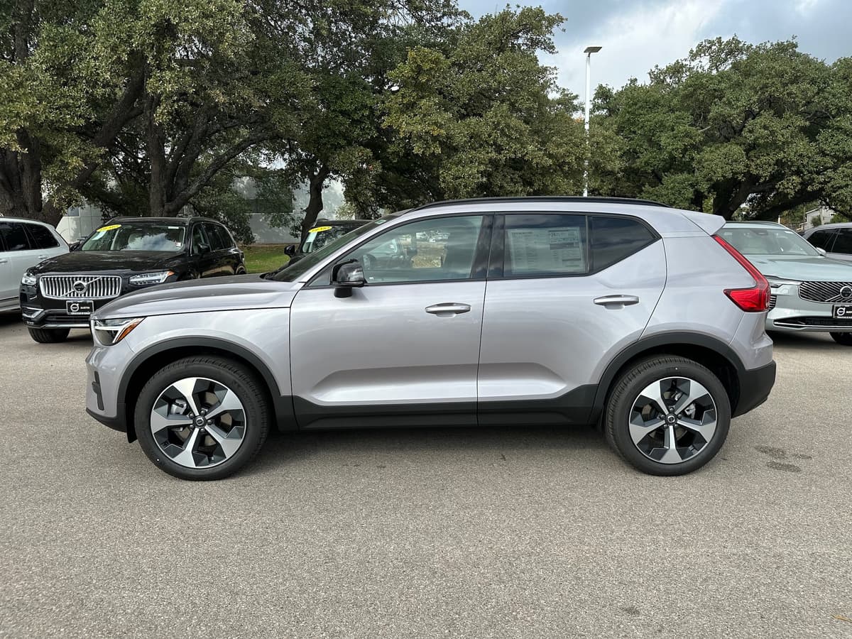 2026 Volvo XC40 - Image 3