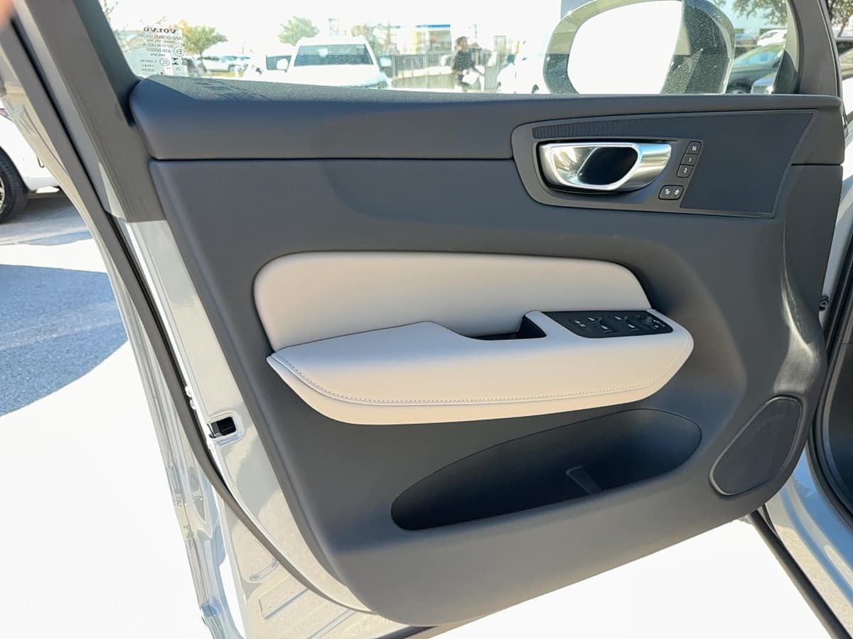 2026 Volvo XC60 - Image 9